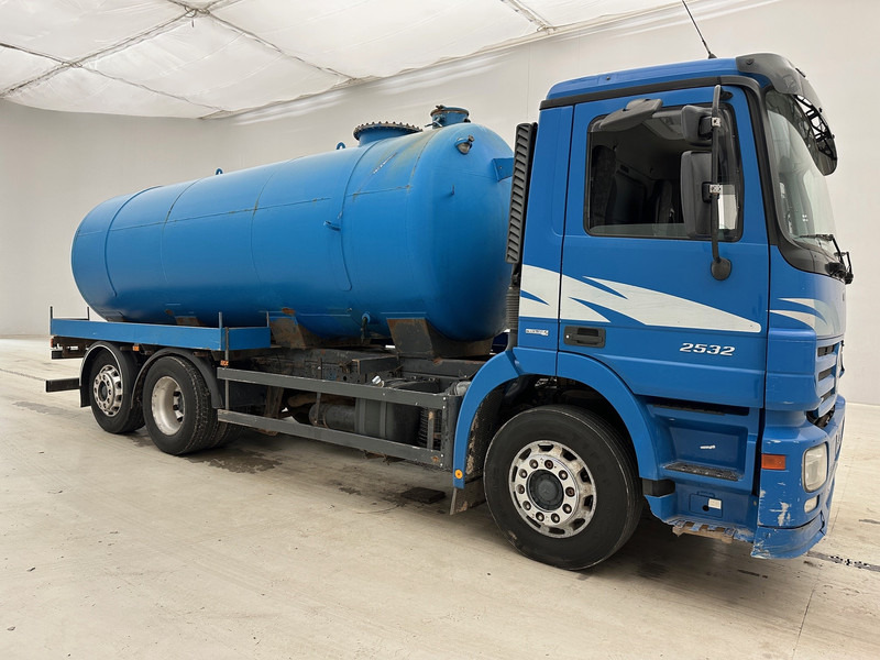 Mercedes-Benz Actros 2532 - 6x2 - Camión cisterna: foto 3 Mercedes-Benz Actros 2532 - 6x2 - Camión cisterna: foto 3
