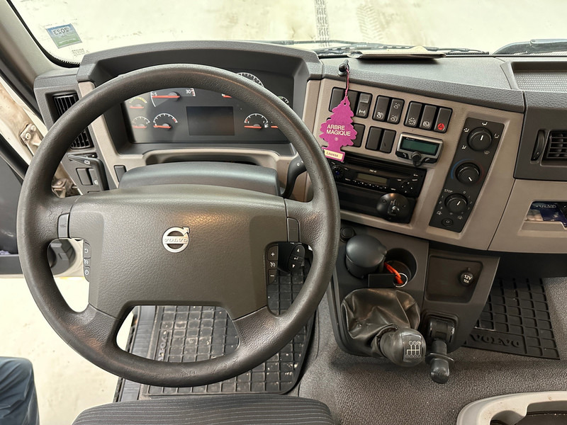 Foto del interior 2: Camión caja cerrada Volvo FL 240