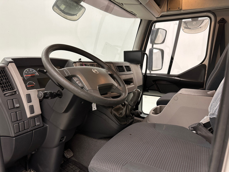 Foto del interior 1: Camión caja cerrada Volvo FL 240