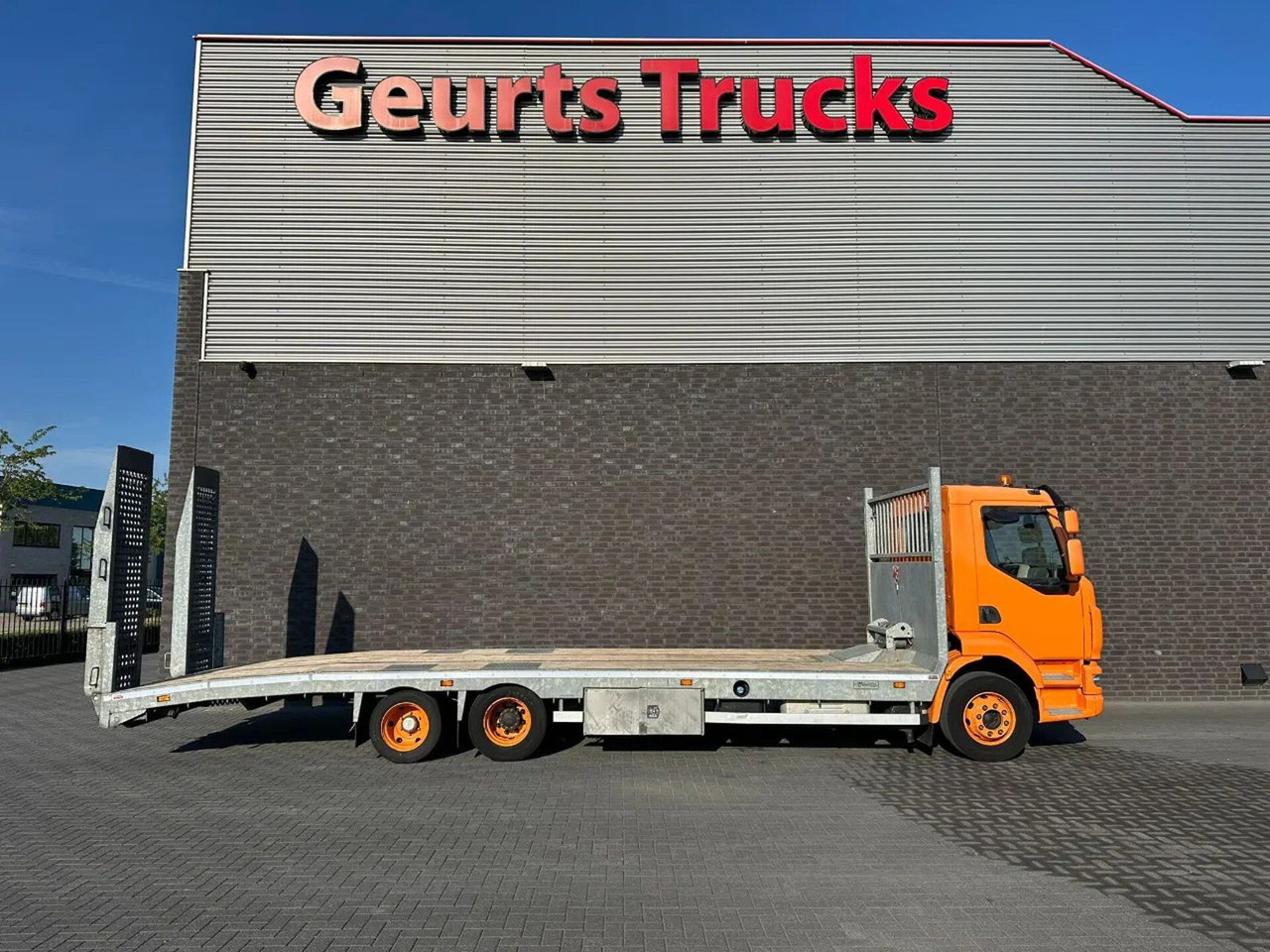 DAF LF OPRIJ 23-82 V OPRIJWAGEN / MACHINE TRANSPORTE - Camión portavehículos: foto 4 DAF LF OPRIJ 23-82 V OPRIJWAGEN / MACHINE TRANSPORTE - Camión portavehículos: foto 4