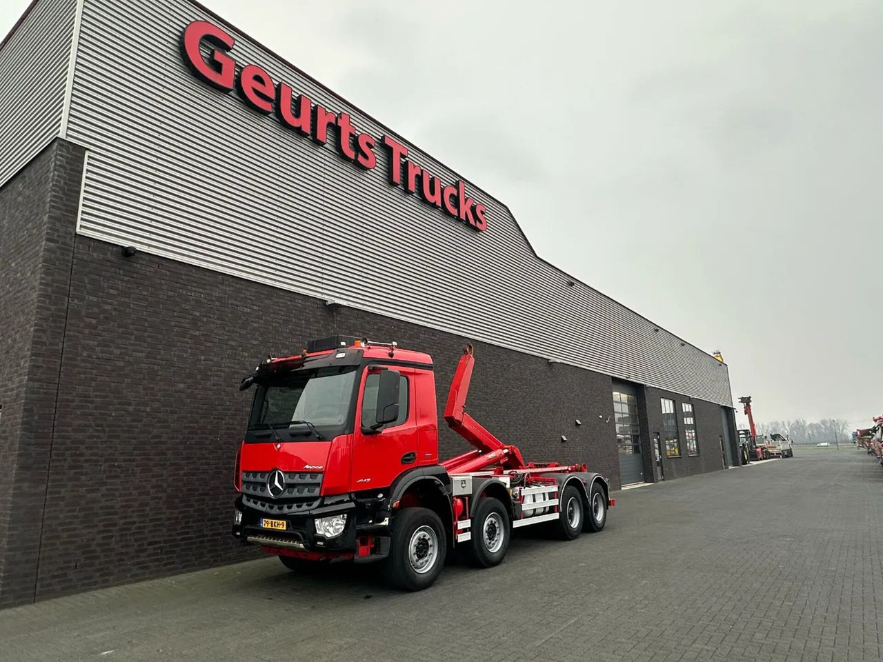 Mercedes-Benz Arocs 8X4 VDL S-30-6600 HAAKARMSYSTEEM/ABROLLKIP - Camión multibasculante: foto 2 Mercedes-Benz Arocs 8X4 VDL S-30-6600 HAAKARMSYSTEEM/ABROLLKIP - Camión multibasculante: foto 2