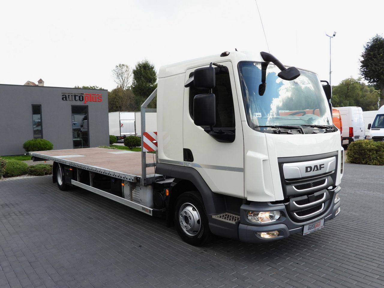DAF LF 230 CONTAINER CARRIER PLATFORM + TRAILER WEBASTO CRUISE CONTROL LED LIGHTS PNEUMATICS AUTOMATIC TRANSMISSION TWIN WHEELS AIR CONDITIONING 230HP - Camión portacontenedore/ Intercambiable: foto 4 DAF LF 230 CONTAINER CARRIER PLATFORM + TRAILER WEBASTO CRUISE CONTROL LED LIGHTS PNEUMATICS AUTOMATIC TRANSMISSION TWIN WHEELS AIR CONDITIONING 230HP - Camión portacontenedore/ Intercambiable: foto 4