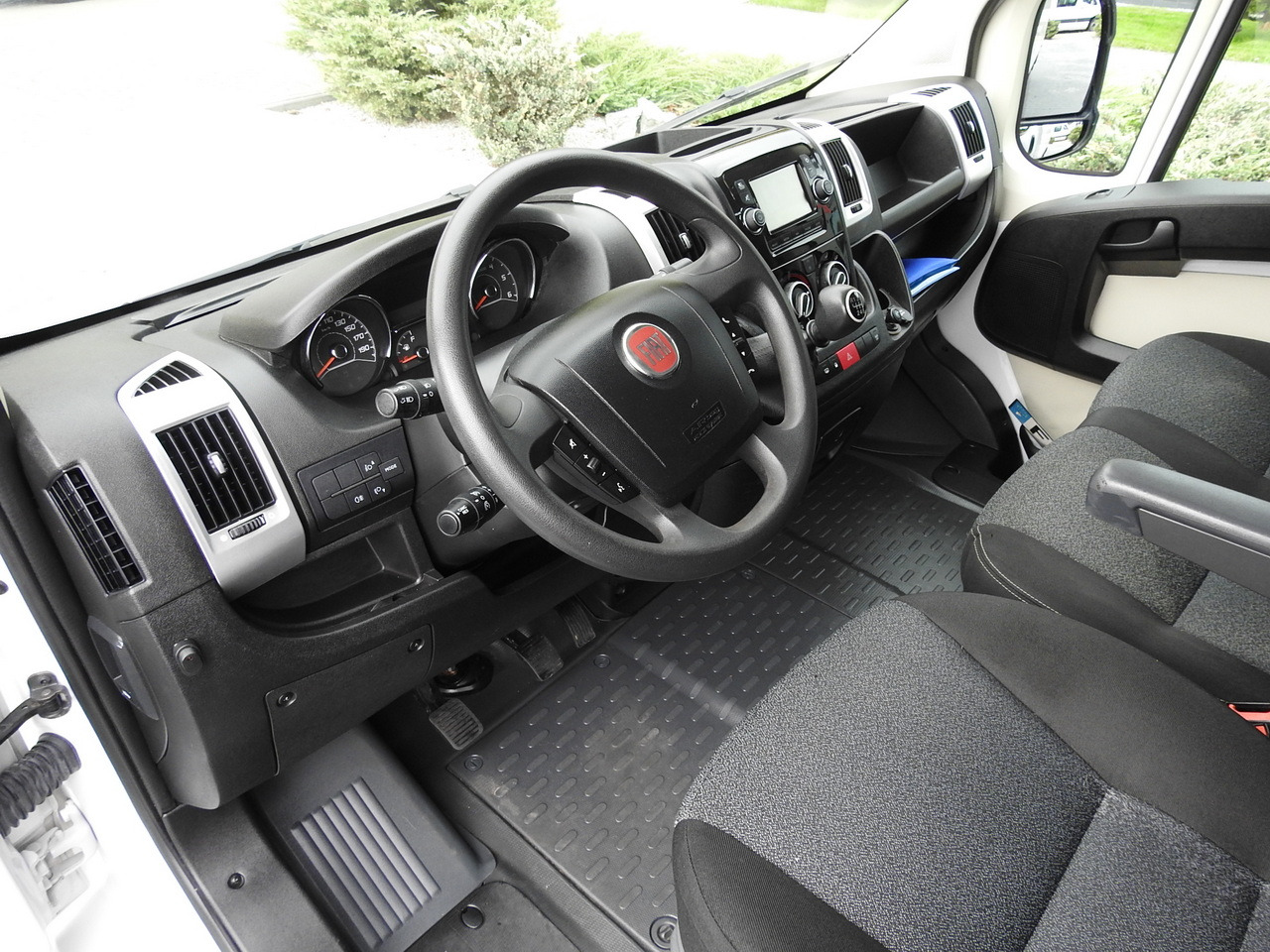 FIAT DUCATO BOX LIFT 8 PALLETS CRUISE CONTROL NAVIGATION AIR CONDITIONING LED LIGHTS 130HP - Furgoneta caja cerrada: foto 2 FIAT DUCATO BOX LIFT 8 PALLETS CRUISE CONTROL NAVIGATION AIR CONDITIONING LED LIGHTS 130HP - Furgoneta caja cerrada: foto 2