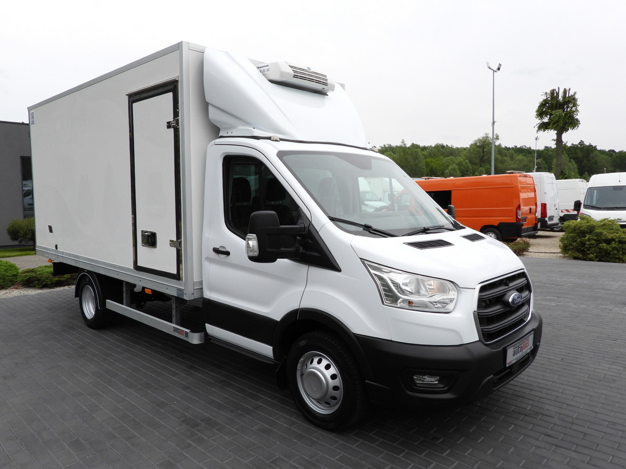 FORD TRANSIT BOX / REFRIGERATOR BOX 5*C / CRUISE CONTROL LED LIGHTS TWIN WHEELS AIR CONDITIONING 130HP - Furgoneta frigorifica: foto 4 FORD TRANSIT BOX / REFRIGERATOR BOX 5*C / CRUISE CONTROL LED LIGHTS TWIN WHEELS AIR CONDITIONING 130HP - Furgoneta frigorifica: foto 4