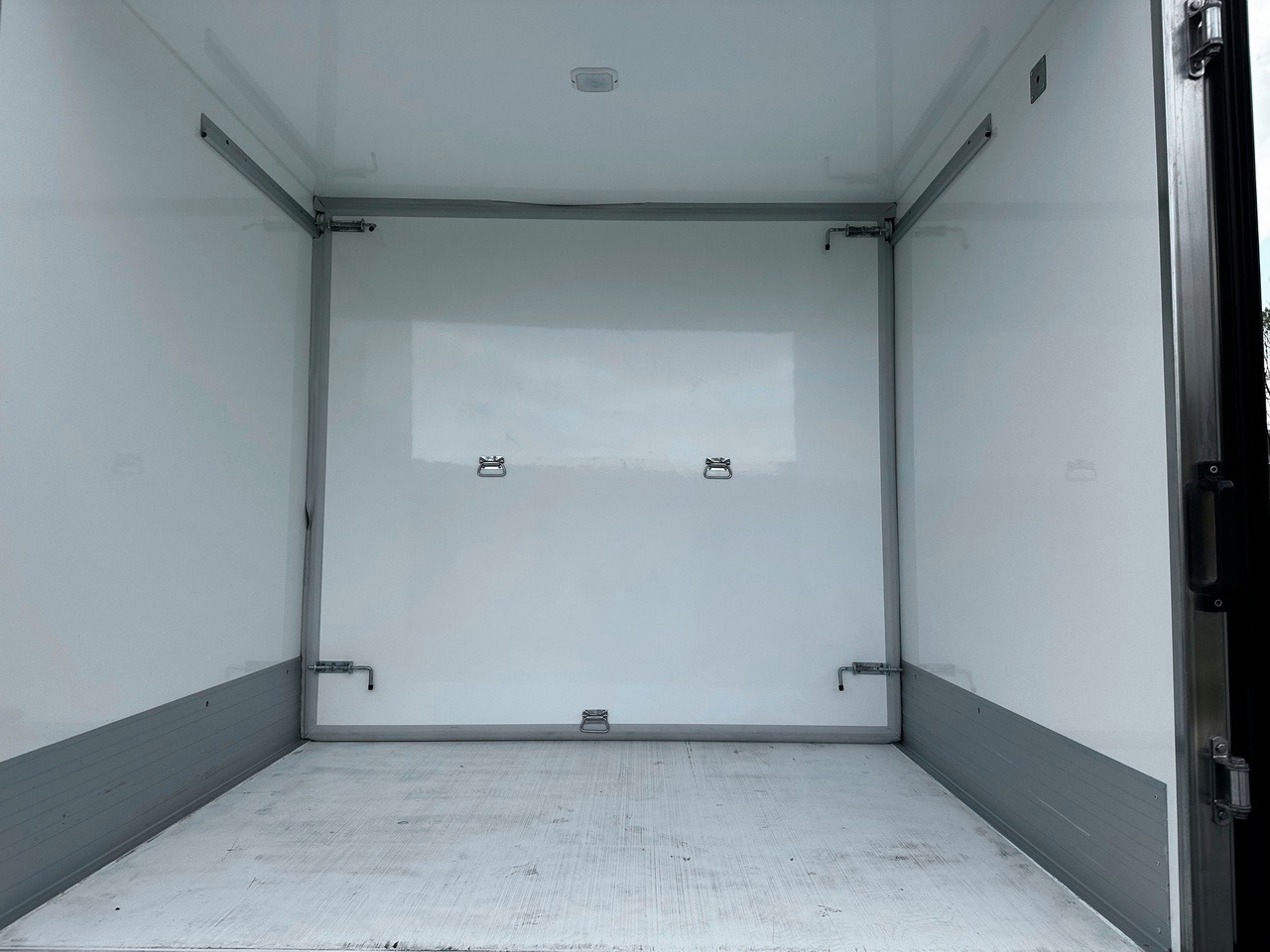 Leasing de FORD TRANSIT REGRIGERATOR BOX -10*C POWER SUPPLY 230V CRUISE CONTROL AIR CONDITIONING LED LIGHTS PNEUMATICS TWIN WHEELS  130HP FORD TRANSIT REGRIGERATOR BOX -10*C POWER SUPPLY 230V CRUISE CONTROL AIR CONDITIONING LED LIGHTS PNEUMATICS TWIN WHEELS  130HP: foto 23