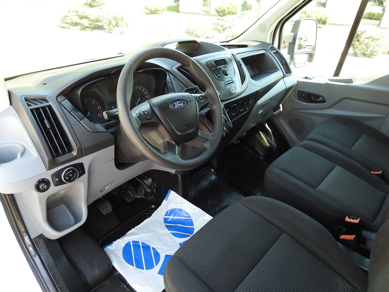 FORD TRANSIT STAKE BODY DOUBLE CABIN DOKA 7 SEATS AIR CONDITIONING  130HP - Furgoneta combi: foto 2 FORD TRANSIT STAKE BODY DOUBLE CABIN DOKA 7 SEATS AIR CONDITIONING  130HP - Furgoneta combi: foto 2