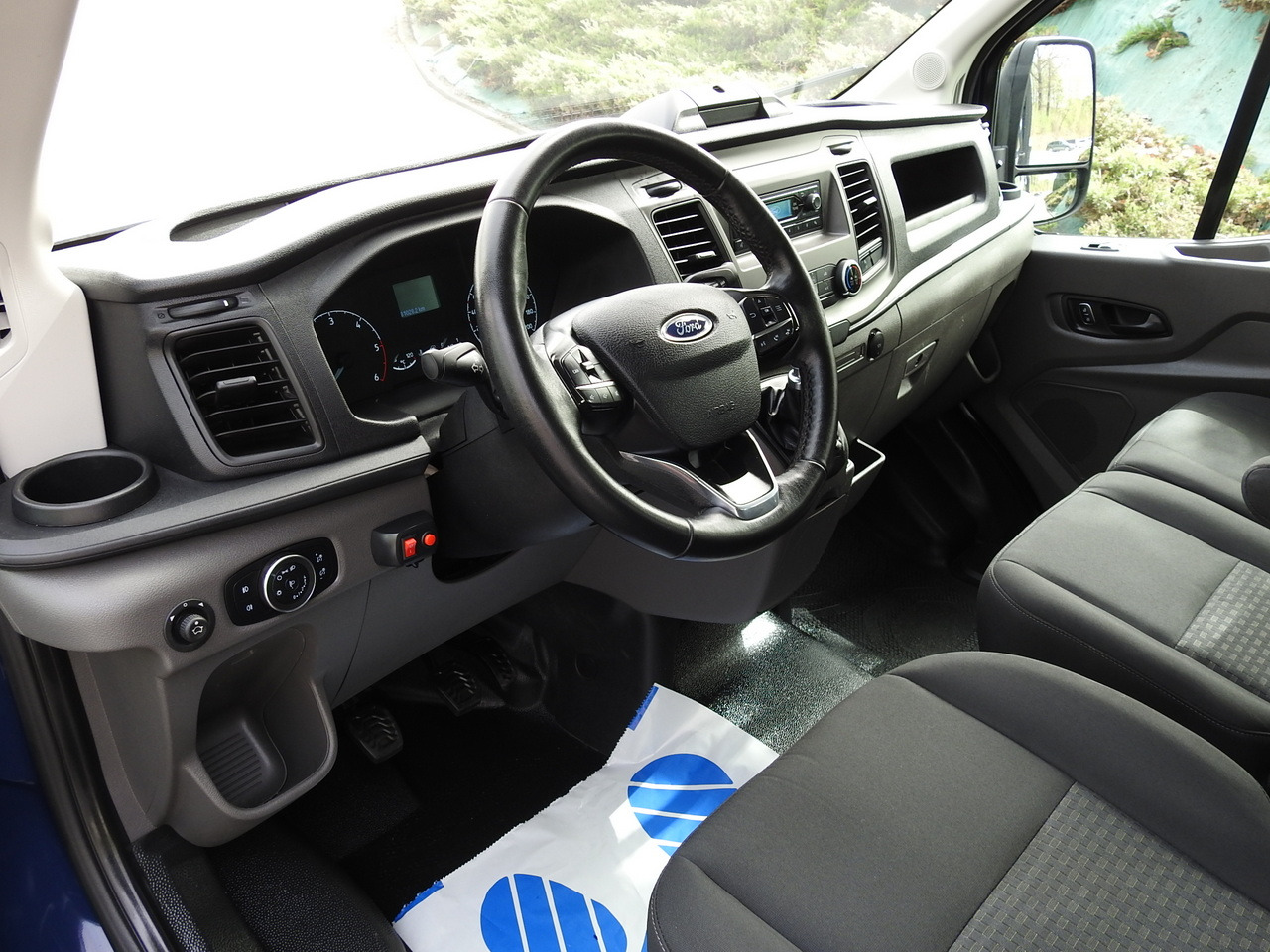 FORD TRANSIT STAKE BODY DOUBLE CABIN DOKA 7 SEATS CRUISE CONTROL AIR CONDITIONING LED LIGHTS  130HP - Furgoneta combi: foto 2 FORD TRANSIT STAKE BODY DOUBLE CABIN DOKA 7 SEATS CRUISE CONTROL AIR CONDITIONING LED LIGHTS  130HP - Furgoneta combi: foto 2