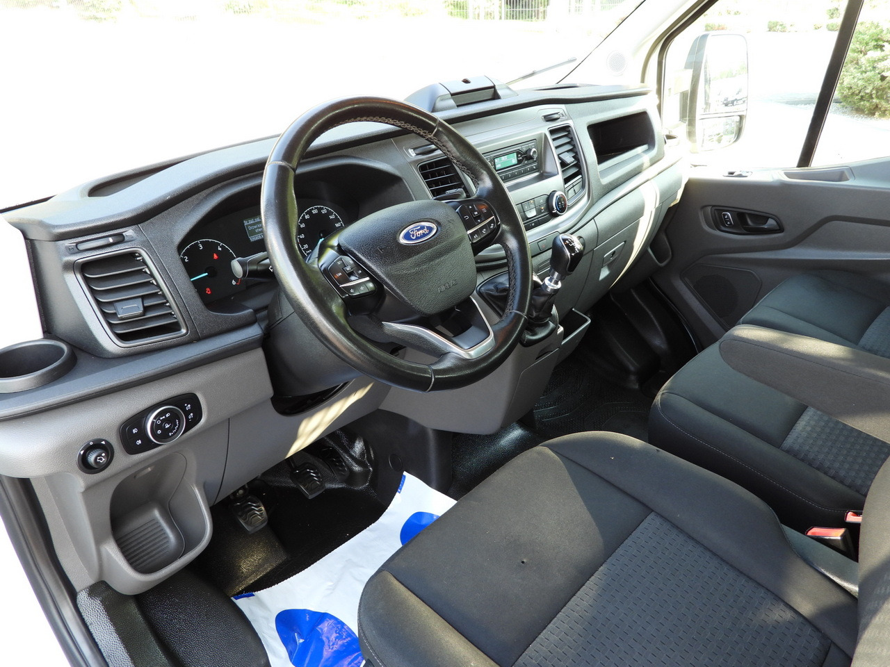 FORD TRANSIT STAKE BODY DOUBLE CABIN DOKA 7 SEATS TWIN WHEELS AIR CONDITIONING  130HP - Furgoneta combi: foto 2 FORD TRANSIT STAKE BODY DOUBLE CABIN DOKA 7 SEATS TWIN WHEELS AIR CONDITIONING  130HP - Furgoneta combi: foto 2