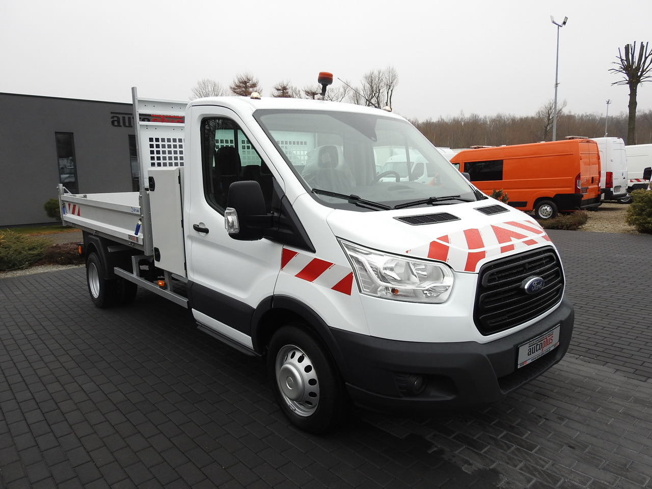 FORD TRANSIT TIPPER CRUISE CONTROL AIR CONDITIONING TWIN WHEELS 170HP - Volquete furgoneta: foto 4 FORD TRANSIT TIPPER CRUISE CONTROL AIR CONDITIONING TWIN WHEELS 170HP - Volquete furgoneta: foto 4