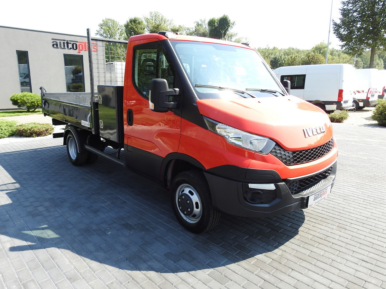 IVECO DAILY 35C13 TIPPER CRUISE CONTROL AIR CONDITIONING TWIN WHEELS 130HP - Volquete furgoneta: foto 4 IVECO DAILY 35C13 TIPPER CRUISE CONTROL AIR CONDITIONING TWIN WHEELS 130HP - Volquete furgoneta: foto 4