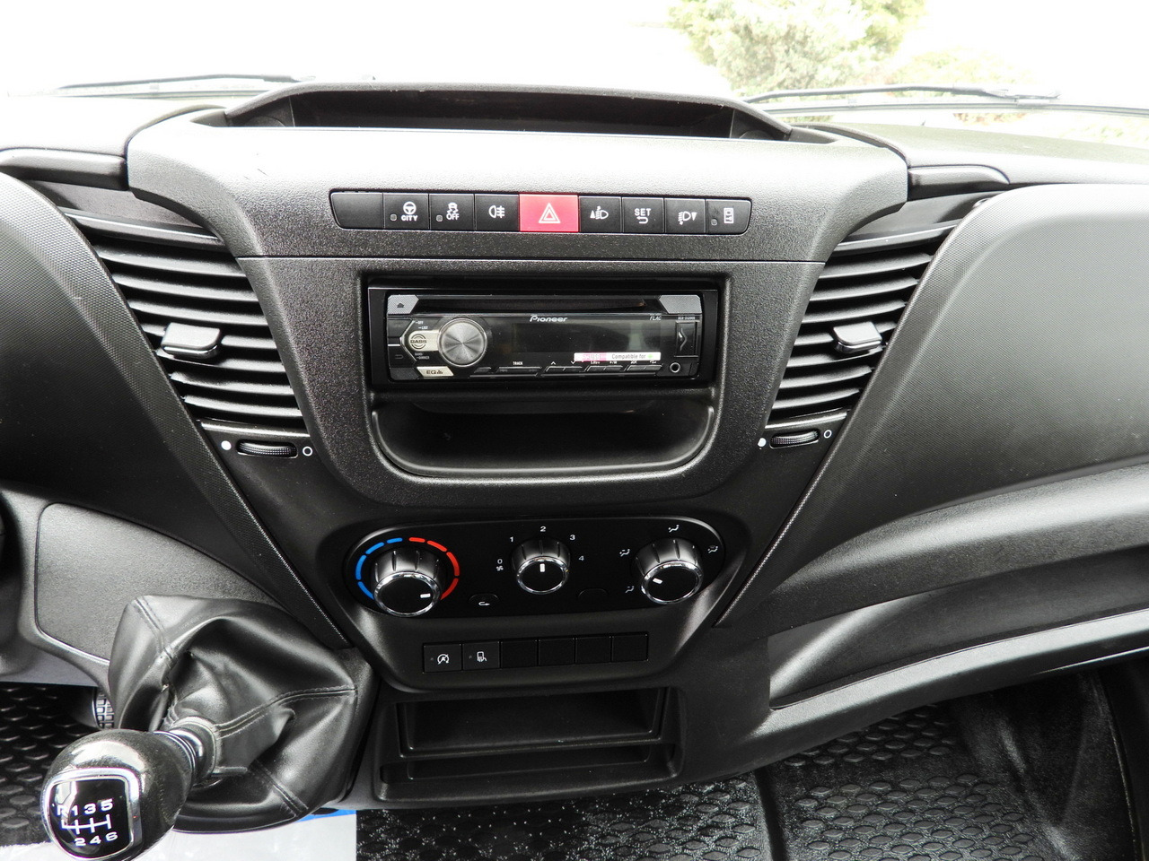 Leasing de IVECO DAILY 35C14 TIPPER CRUISE CONTROL TWIN WHEELS  140HP IVECO DAILY 35C14 TIPPER CRUISE CONTROL TWIN WHEELS  140HP: foto 35