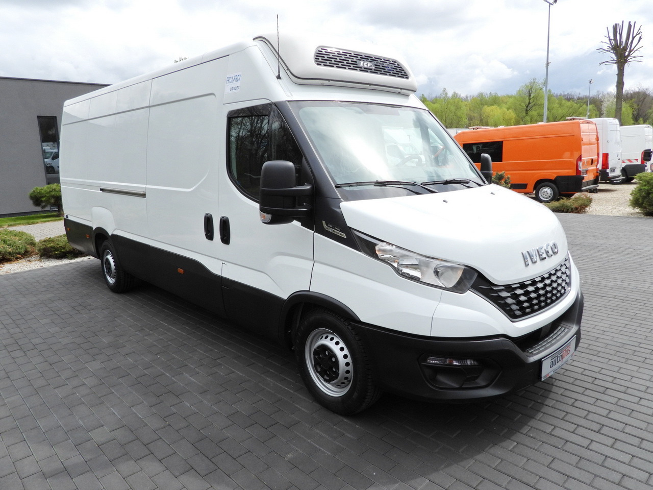 IVECO DAILY 35S14 REFRIGERATOR VAN 0*C POWER SUPPLY 230V CRUISE CONTROL AUTOMATIC TRANSMISSION HI-MATIC AIR CONDITIONING  140HP - Furgoneta frigorifica: foto 4 IVECO DAILY 35S14 REFRIGERATOR VAN 0*C POWER SUPPLY 230V CRUISE CONTROL AUTOMATIC TRANSMISSION HI-MATIC AIR CONDITIONING  140HP - Furgoneta frigorifica: foto 4