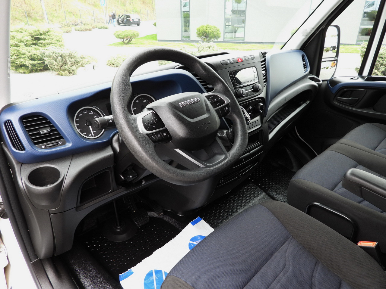 IVECO DAILY 35S14 REFRIGERATOR VAN 0*C POWER SUPPLY 230V CRUISE CONTROL AUTOMATIC TRANSMISSION HI-MATIC AIR CONDITIONING  140HP - Furgoneta frigorifica: foto 2 IVECO DAILY 35S14 REFRIGERATOR VAN 0*C POWER SUPPLY 230V CRUISE CONTROL AUTOMATIC TRANSMISSION HI-MATIC AIR CONDITIONING  140HP - Furgoneta frigorifica: foto 2