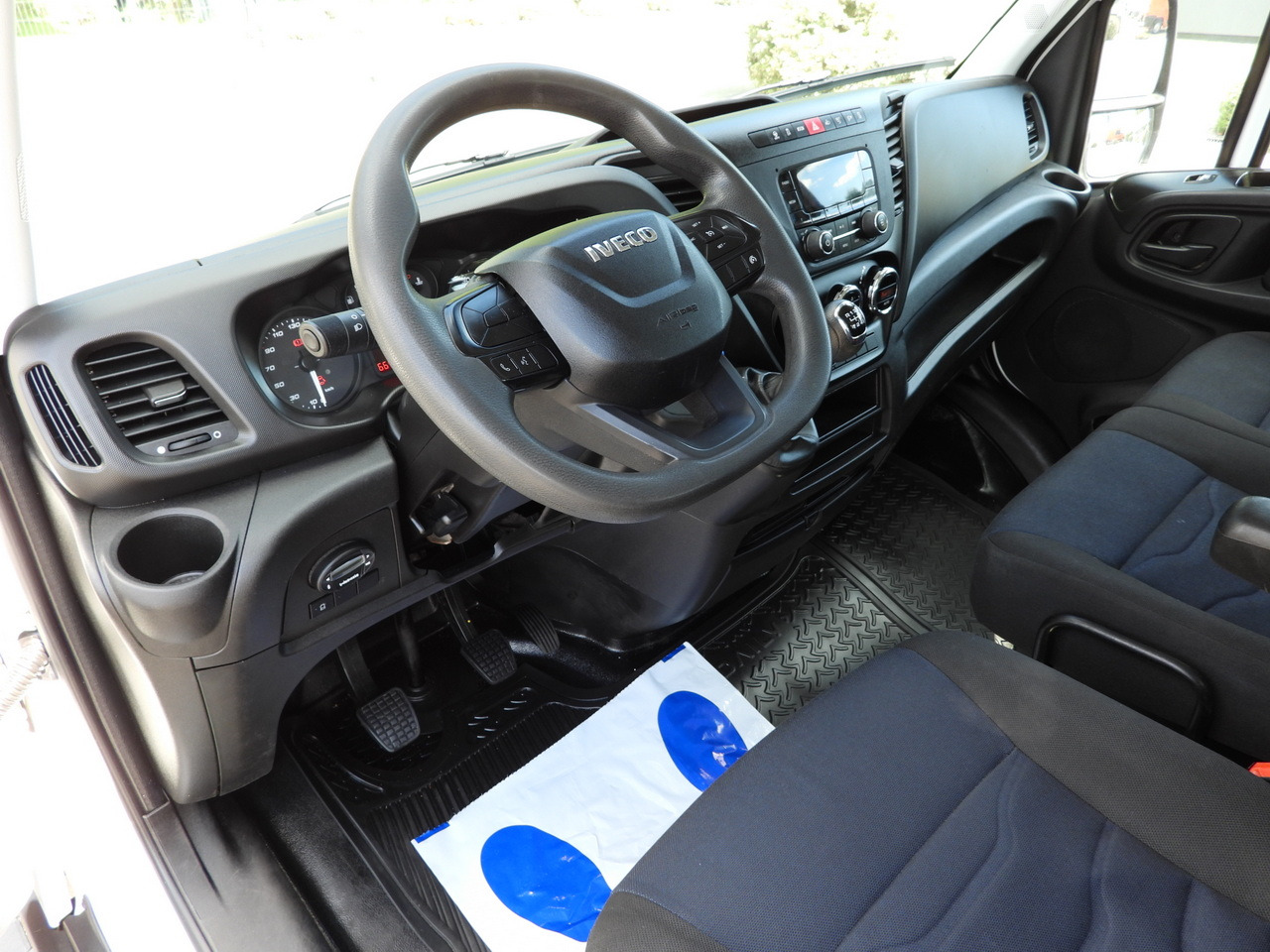 IVECO DAILY 35S14 STAKE BODY DOUBLE CABIN DOKA 7 SEATS CRUISE CONTROL AIR CONDITIONING 135HP - Caja abierta furgoneta: foto 2 IVECO DAILY 35S14 STAKE BODY DOUBLE CABIN DOKA 7 SEATS CRUISE CONTROL AIR CONDITIONING 135HP - Caja abierta furgoneta: foto 2