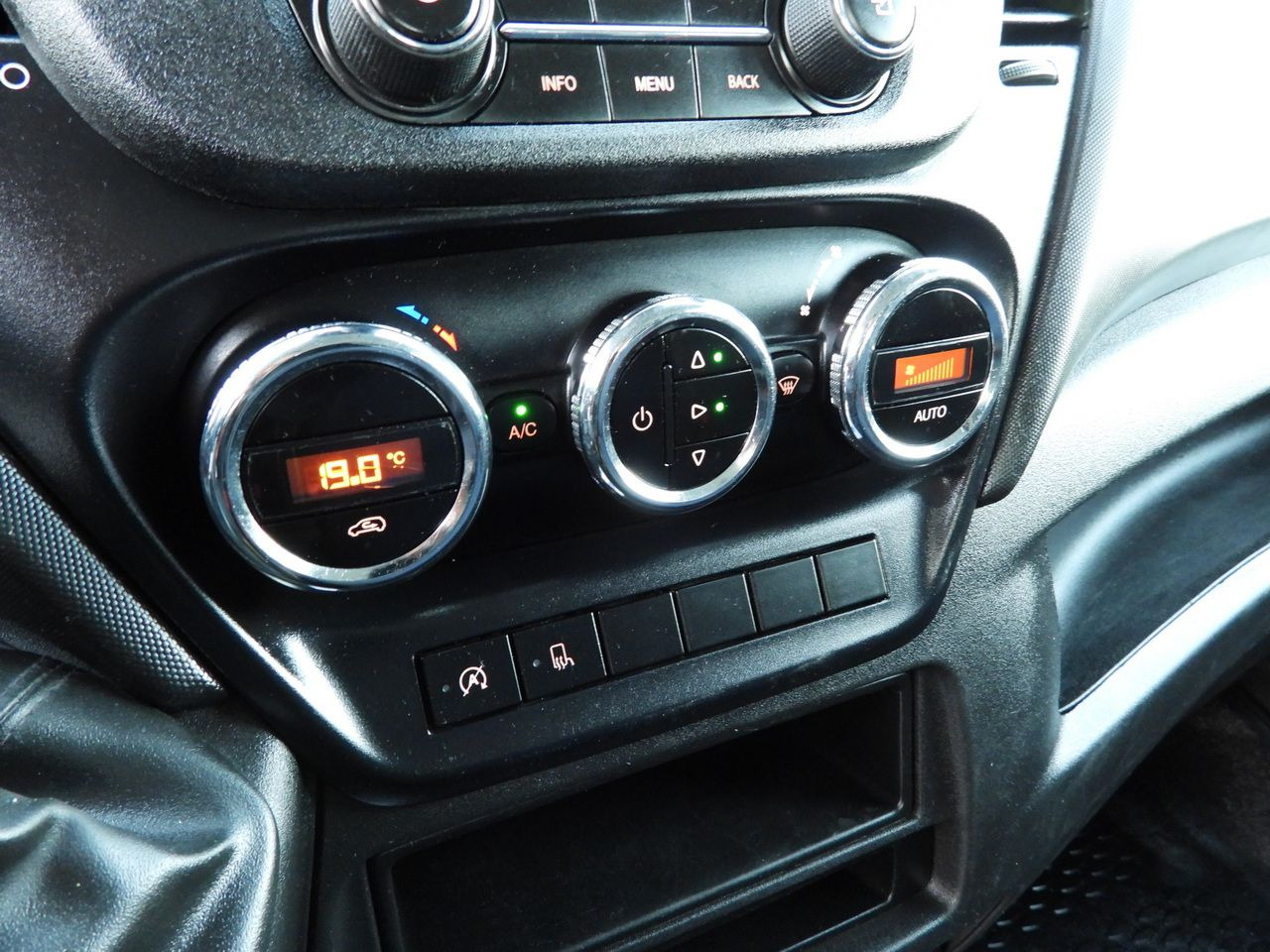 Furgoneta combi IVECO DAILY 35S14 STAKE BODY DOUBLE CABIN DOKA 7 SEATS CRUISE CONTROL AIR CONDITIONING  140HP: foto 26