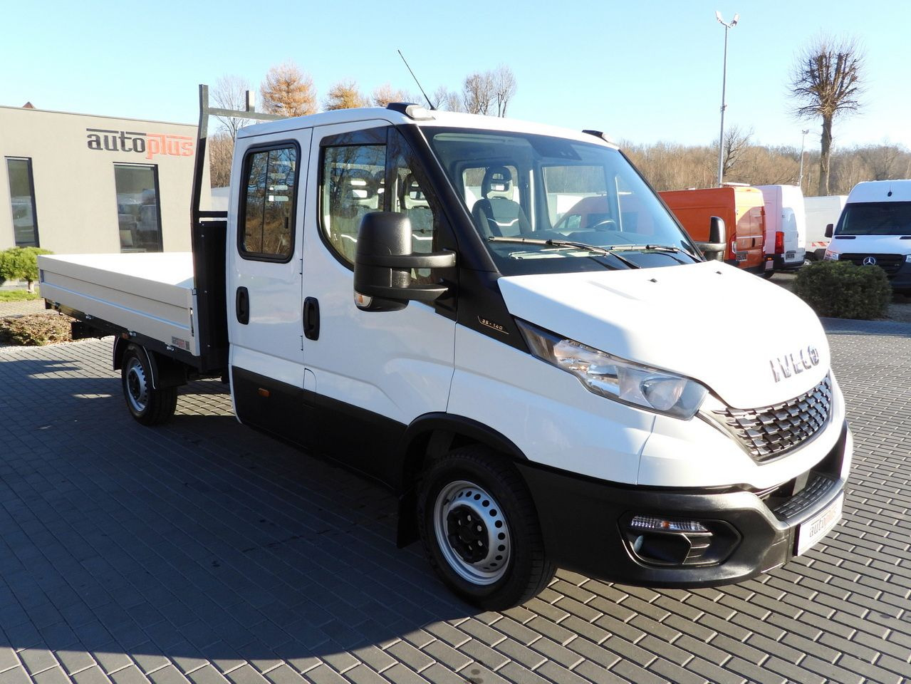 IVECO DAILY 35S14 STAKE BODY DOUBLE CABIN DOKA 7 SEATS CRUISE CONTROL AIR CONDITIONING 140HP - Furgoneta combi: foto 4 IVECO DAILY 35S14 STAKE BODY DOUBLE CABIN DOKA 7 SEATS CRUISE CONTROL AIR CONDITIONING 140HP - Furgoneta combi: foto 4