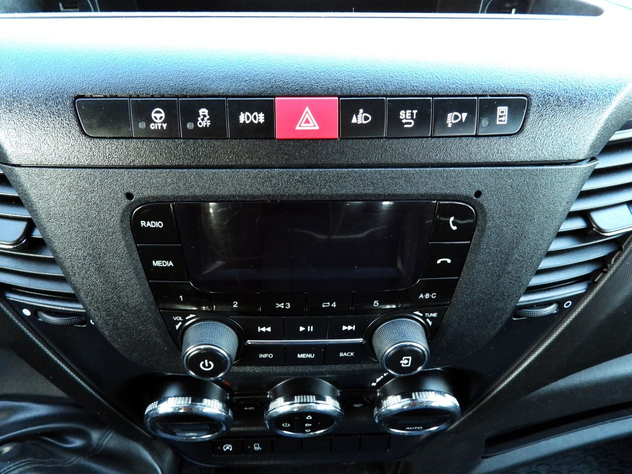 Furgoneta combi IVECO DAILY 35S14 STAKE BODY DOUBLE CABIN DOKA 7 SEATS CRUISE CONTROL AIR CONDITIONING  140HP: foto 25