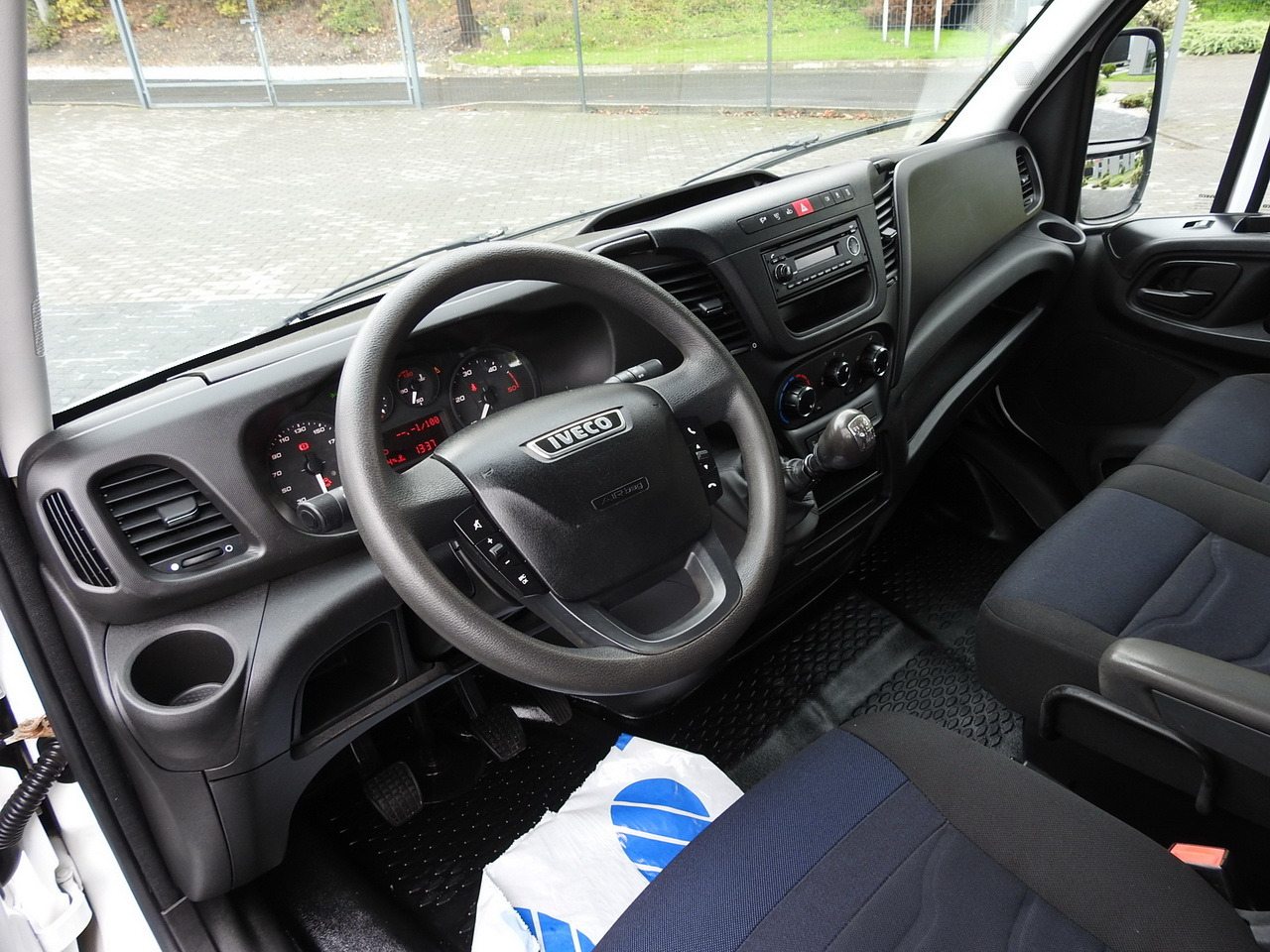 IVECO DAILY 35S15 STAKE BODY DOUBLE CABIN DOKA 7 SEATS AIR CONDITIONING 150HP - Caja abierta furgoneta: foto 2 IVECO DAILY 35S15 STAKE BODY DOUBLE CABIN DOKA 7 SEATS AIR CONDITIONING 150HP - Caja abierta furgoneta: foto 2