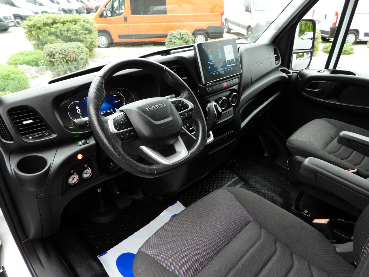 IVECO DAILY 35S18 BOX HI-MATIC LIFT 8 PALLETS CRUISE CONTROL NAVIGATION LED LIGHTS PNEUMATICS AUTOMATIC TRANSMISSION HI-MATIC AIR CONDITIONING 180HP - Furgoneta caja cerrada: foto 2 IVECO DAILY 35S18 BOX HI-MATIC LIFT 8 PALLETS CRUISE CONTROL NAVIGATION LED LIGHTS PNEUMATICS AUTOMATIC TRANSMISSION HI-MATIC AIR CONDITIONING 180HP - Furgoneta caja cerrada: foto 2