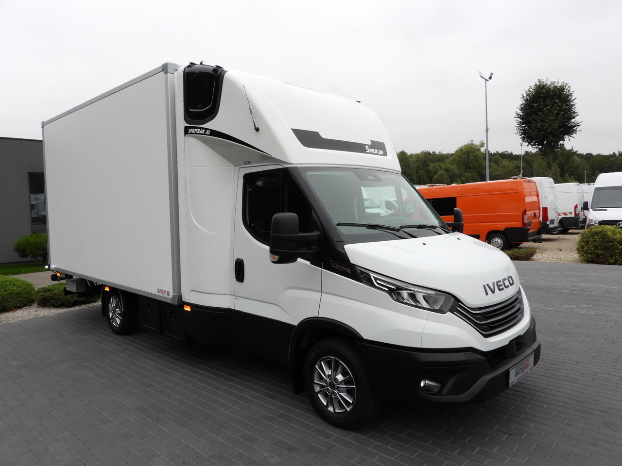 IVECO DAILY 35S18 BOX HI-MATIC LIFT 8 PALLETS CRUISE CONTROL NAVIGATION LED LIGHTS PNEUMATICS AUTOMATIC TRANSMISSION HI-MATIC AIR CONDITIONING 180HP - Furgoneta caja cerrada: foto 4 IVECO DAILY 35S18 BOX HI-MATIC LIFT 8 PALLETS CRUISE CONTROL NAVIGATION LED LIGHTS PNEUMATICS AUTOMATIC TRANSMISSION HI-MATIC AIR CONDITIONING 180HP - Furgoneta caja cerrada: foto 4