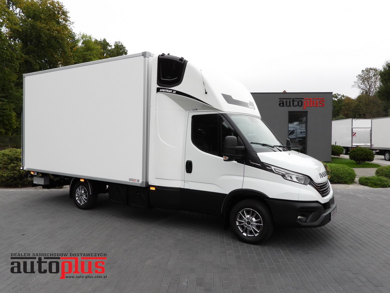 IVECO DAILY 35S18 BOX HI-MATIC LIFT 8 PALLETS CRUISE CONTROL NAVIGATION LED LIGHTS PNEUMATICS AUTOMATIC TRANSMISSION HI-MATIC AIR CONDITIONING 180HP - Furgoneta caja cerrada: foto 1 IVECO DAILY 35S18 BOX HI-MATIC LIFT 8 PALLETS CRUISE CONTROL NAVIGATION LED LIGHTS PNEUMATICS AUTOMATIC TRANSMISSION HI-MATIC AIR CONDITIONING 180HP - Furgoneta caja cerrada: foto 1