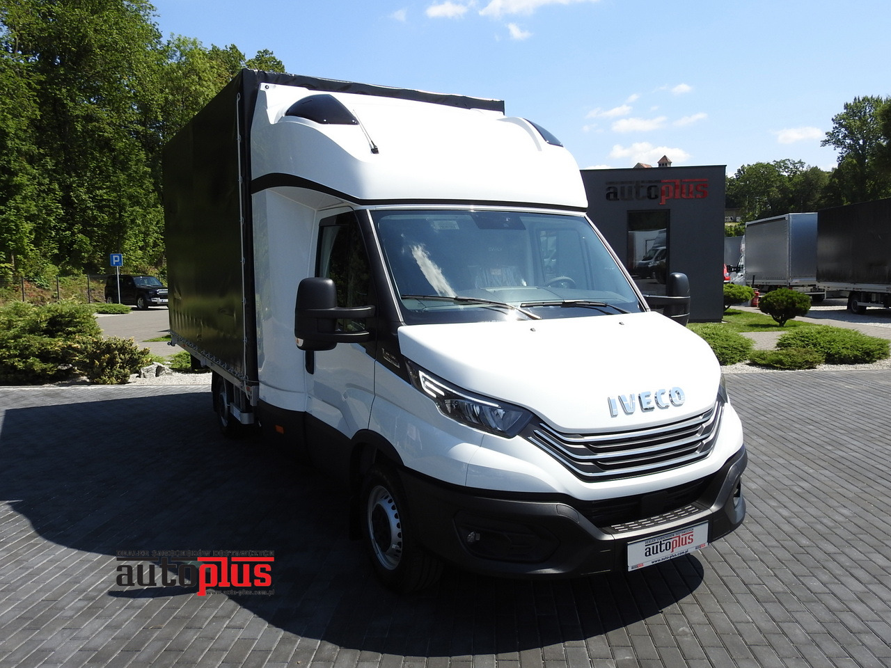 IVECO DAILY 35S18 NEW TARPAULIN 8 PALLETS CRUISE CONTROL NAVIGATION LED LIGHTS AUTOMATIC TRANSMISSION HI-MATIC MANUFACTURERS WARRANTY 180HP - Furgoneta con caja de lona: foto 1 IVECO DAILY 35S18 NEW TARPAULIN 8 PALLETS CRUISE CONTROL NAVIGATION LED LIGHTS AUTOMATIC TRANSMISSION HI-MATIC MANUFACTURERS WARRANTY 180HP - Furgoneta con caja de lona: foto 1