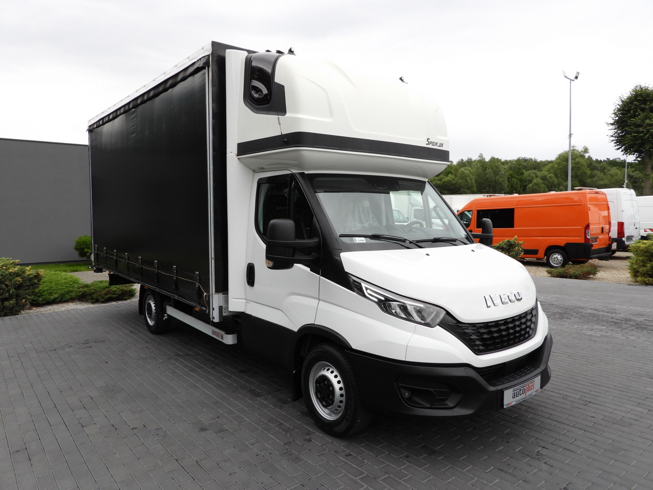 IVECO DAILY 35S18 TARPAULIN 10 PALLETS WEBASTO CRUISE CONTROL NAVIGATION LED LIGHTS AIR CONDITIONING 180HP - Furgoneta con caja de lona: foto 4 IVECO DAILY 35S18 TARPAULIN 10 PALLETS WEBASTO CRUISE CONTROL NAVIGATION LED LIGHTS AIR CONDITIONING 180HP - Furgoneta con caja de lona: foto 4