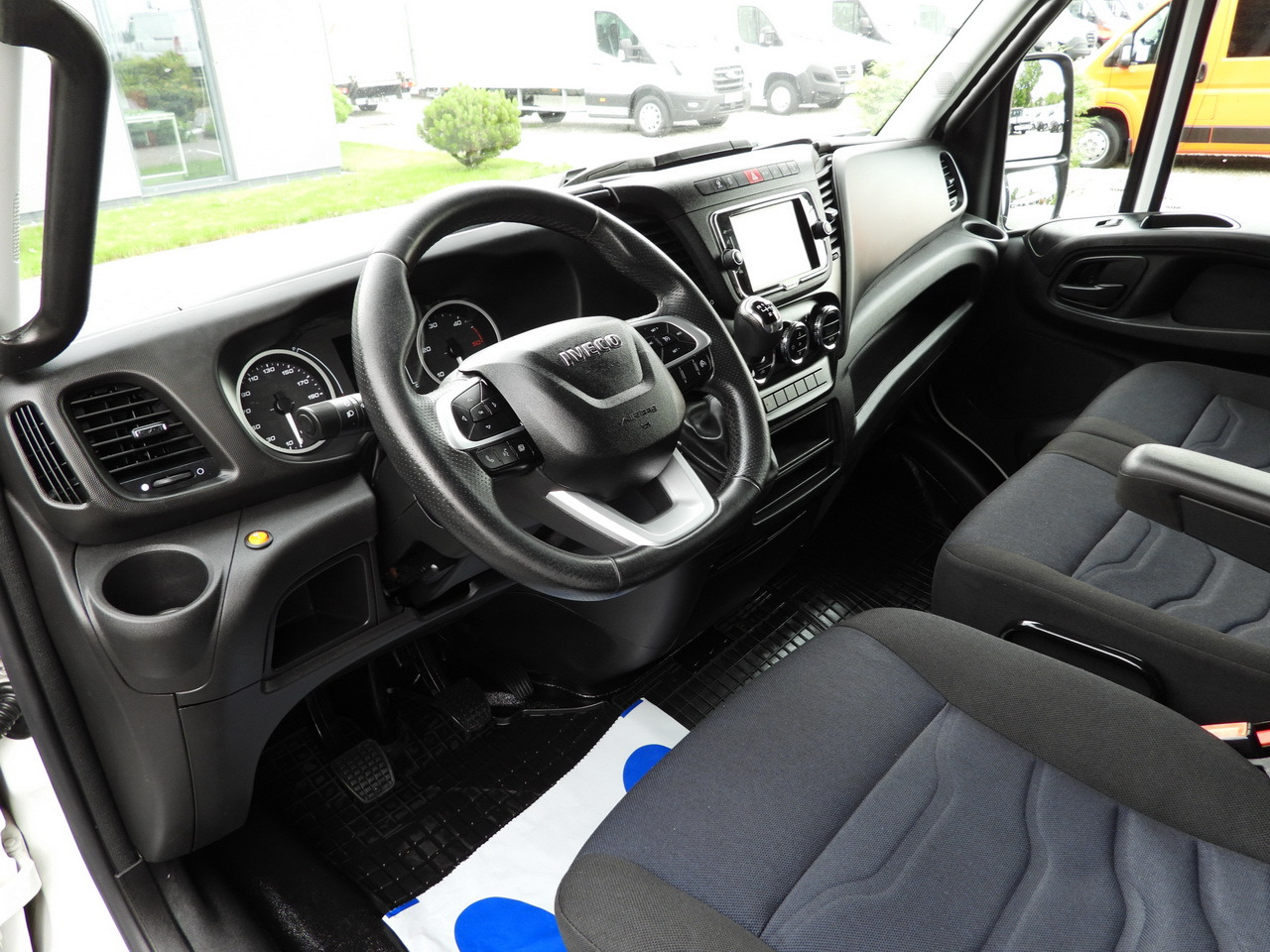 IVECO DAILY 35S18 TARPAULIN 10 PALLETS WEBASTO CRUISE CONTROL NAVIGATION LED LIGHTS AIR CONDITIONING 180HP - Furgoneta con caja de lona: foto 2 IVECO DAILY 35S18 TARPAULIN 10 PALLETS WEBASTO CRUISE CONTROL NAVIGATION LED LIGHTS AIR CONDITIONING 180HP - Furgoneta con caja de lona: foto 2