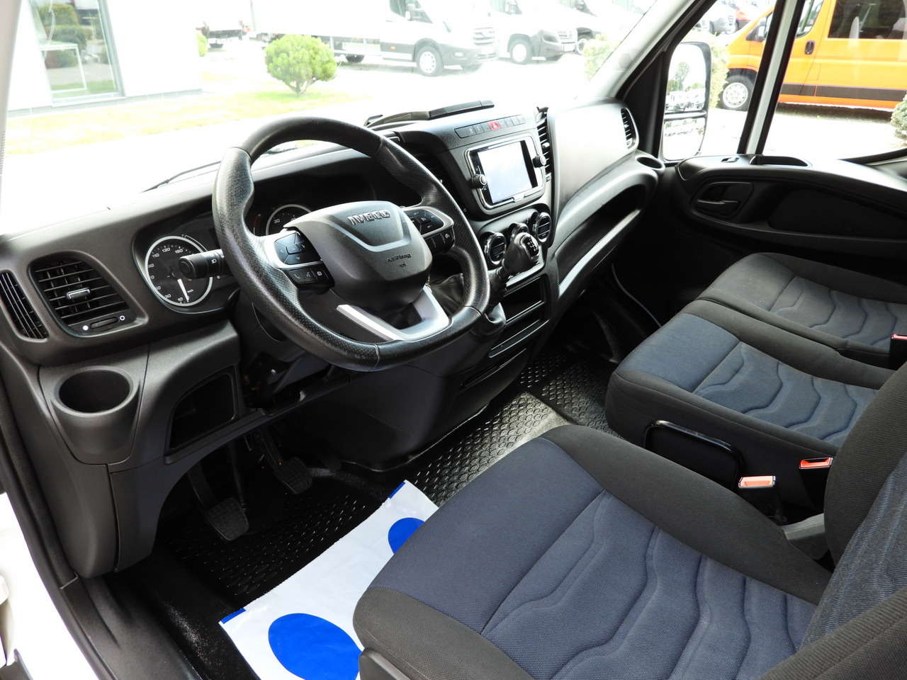 IVECO DAILY 35S18 TARPAULIN 10 PALLETS WEBASTO CRUISE CONTROL NAVIGATION LED LIGHTS AIR CONDITIONING 180HP - Furgoneta con caja de lona: foto 2 IVECO DAILY 35S18 TARPAULIN 10 PALLETS WEBASTO CRUISE CONTROL NAVIGATION LED LIGHTS AIR CONDITIONING 180HP - Furgoneta con caja de lona: foto 2