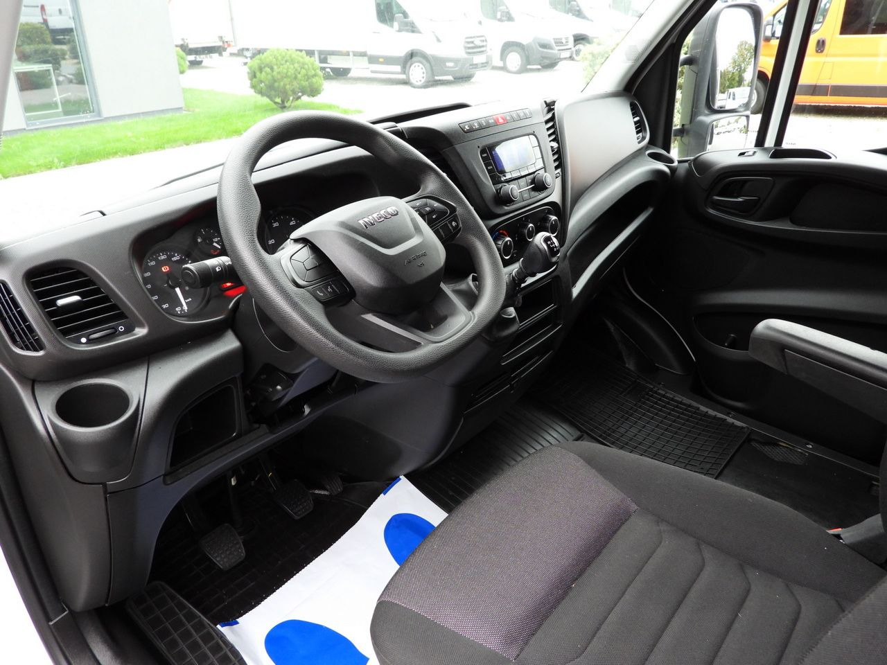 IVECO DAILY 35S18 TARPAULIN 10 PALLETS WEBASTO CRUISE CONTROL PNEUMATICS AIR CONDITIONING 180HP - Furgoneta con caja de lona: foto 2 IVECO DAILY 35S18 TARPAULIN 10 PALLETS WEBASTO CRUISE CONTROL PNEUMATICS AIR CONDITIONING 180HP - Furgoneta con caja de lona: foto 2