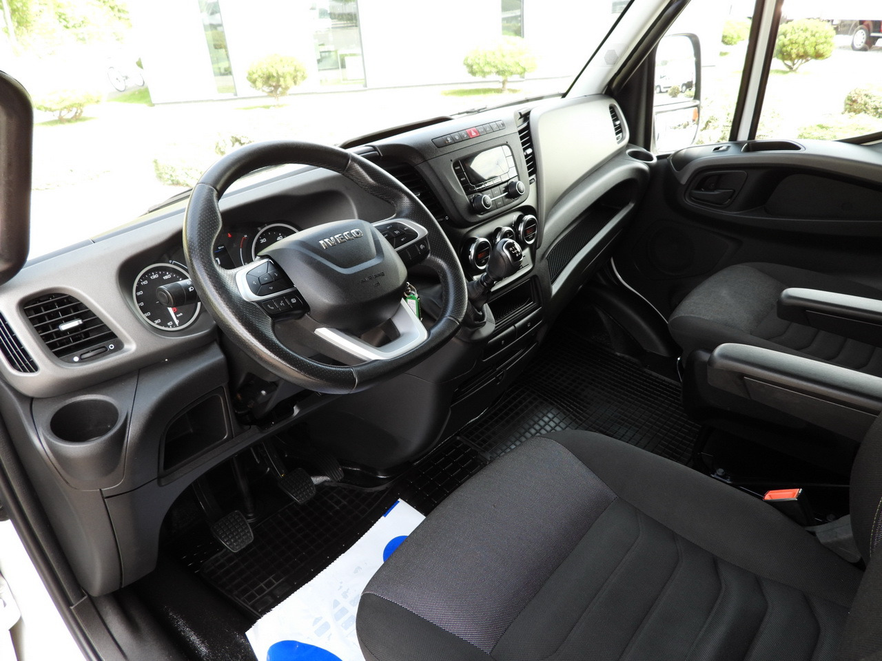 IVECO DAILY 35S18 TARPAULIN LIFT 8 PALLETS CRUISE CONTROL AIR CONDITIONING 180HP - Furgoneta con caja de lona: foto 2 IVECO DAILY 35S18 TARPAULIN LIFT 8 PALLETS CRUISE CONTROL AIR CONDITIONING 180HP - Furgoneta con caja de lona: foto 2