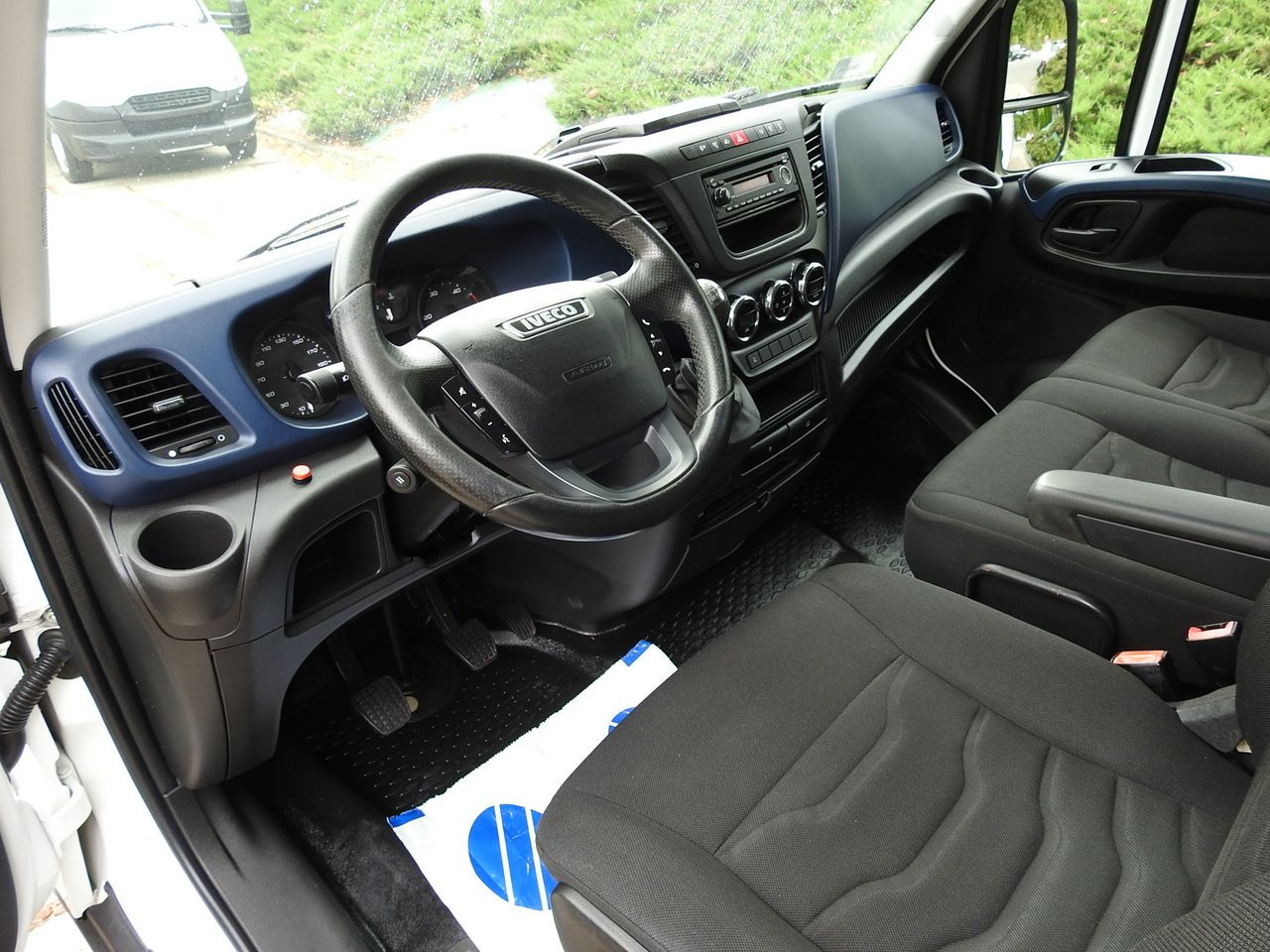 IVECO DAILY 35S18 TARPAULIN LIFT 8 PALLETS CRUISE CONTROL AIR CONDITIONING  180HP - Furgoneta con caja de lona: foto 2 IVECO DAILY 35S18 TARPAULIN LIFT 8 PALLETS CRUISE CONTROL AIR CONDITIONING  180HP - Furgoneta con caja de lona: foto 2