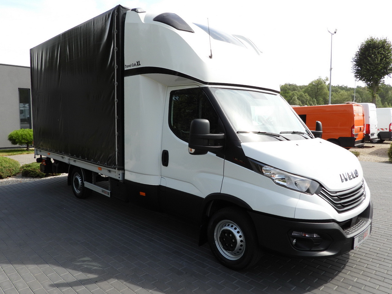 IVECO DAILY 35S18 TARPAULIN LIFT 8 PALLETS CRUISE CONTROL AIR CONDITIONING 180HP - Furgoneta con caja de lona: foto 4 IVECO DAILY 35S18 TARPAULIN LIFT 8 PALLETS CRUISE CONTROL AIR CONDITIONING 180HP - Furgoneta con caja de lona: foto 4