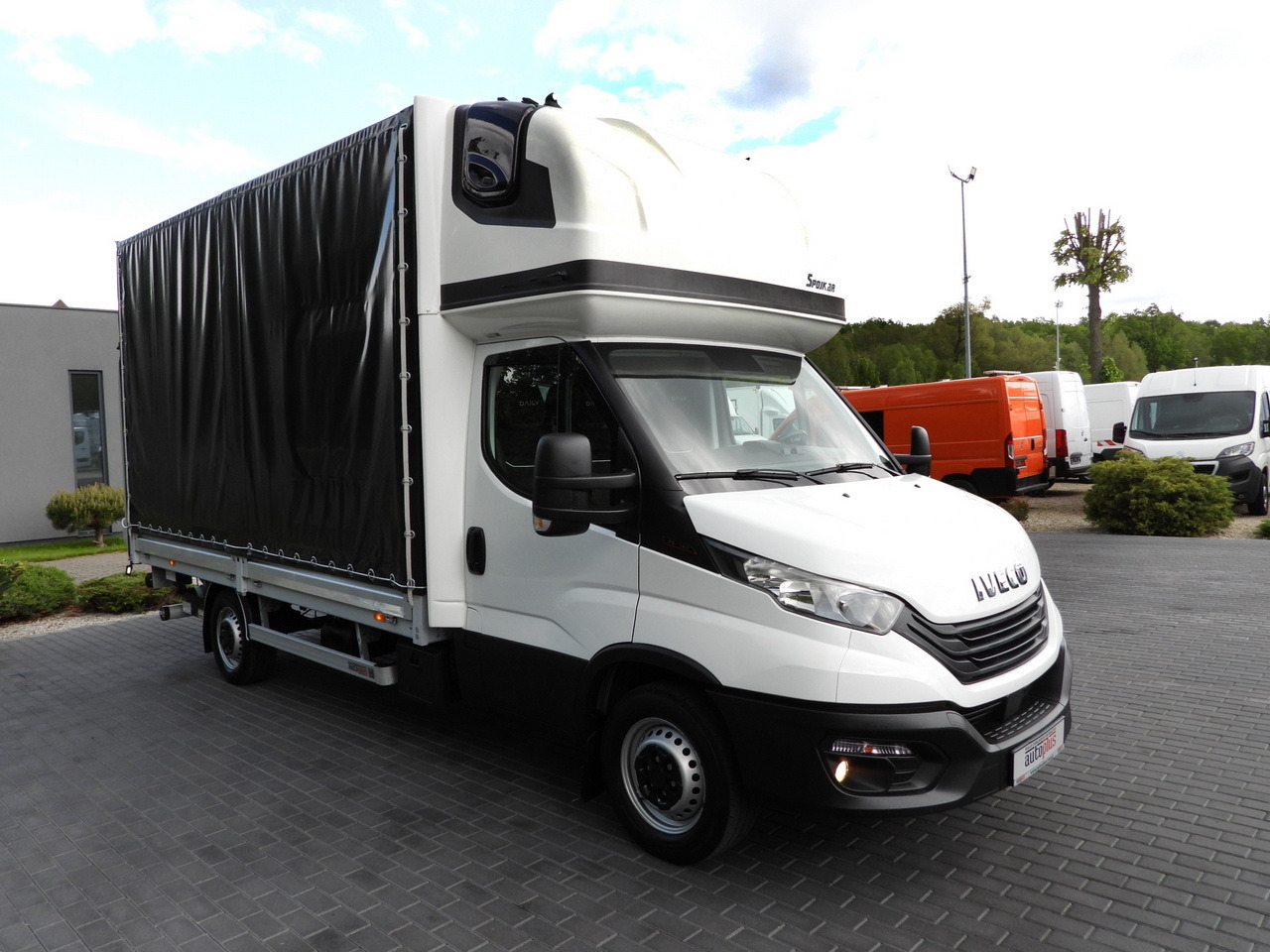 IVECO DAILY 35S18 TARPAULIN LIFT 8 PALLETS WEBASTO CRUISE CONTROL AIR CONDITIONING 180HP - Furgoneta con caja de lona: foto 4 IVECO DAILY 35S18 TARPAULIN LIFT 8 PALLETS WEBASTO CRUISE CONTROL AIR CONDITIONING 180HP - Furgoneta con caja de lona: foto 4