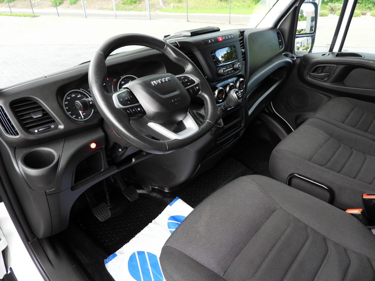 IVECO DAILY 35S18 TARPAULIN LIFT 8 PALLETS WEBASTO CRUISE CONTROL AIR CONDITIONING 180HP - Furgoneta con caja de lona: foto 2 IVECO DAILY 35S18 TARPAULIN LIFT 8 PALLETS WEBASTO CRUISE CONTROL AIR CONDITIONING 180HP - Furgoneta con caja de lona: foto 2