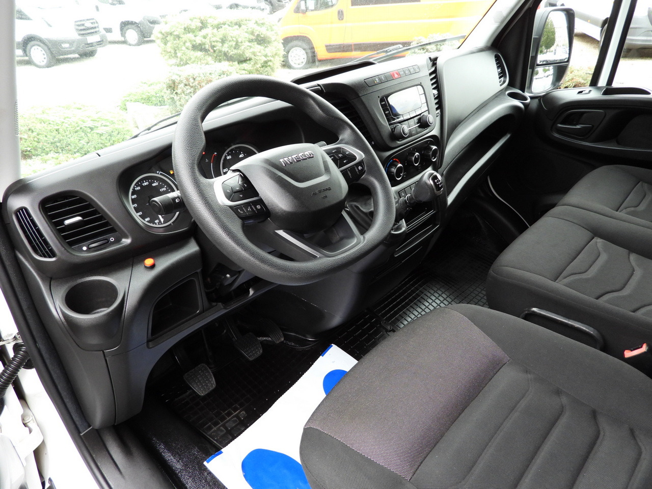 IVECO DAILY 35S18 TARPAULIN LIFT 8 PALLETS WEBASTO CRUISE CONTROL LED LIGHTS AIR CONDITIONING 180HP - Furgoneta con caja de lona: foto 2 IVECO DAILY 35S18 TARPAULIN LIFT 8 PALLETS WEBASTO CRUISE CONTROL LED LIGHTS AIR CONDITIONING 180HP - Furgoneta con caja de lona: foto 2