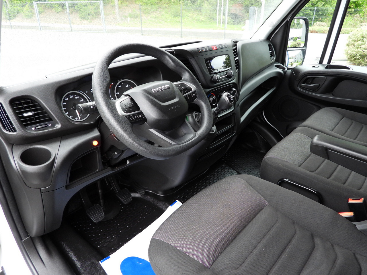 IVECO DAILY 35S18 TARPAULIN LIFT 8 PALLETS WEBASTO CRUISE CONTROL LED LIGHTS AIR CONDITIONING 180HP - Furgoneta con caja de lona: foto 2 IVECO DAILY 35S18 TARPAULIN LIFT 8 PALLETS WEBASTO CRUISE CONTROL LED LIGHTS AIR CONDITIONING 180HP - Furgoneta con caja de lona: foto 2