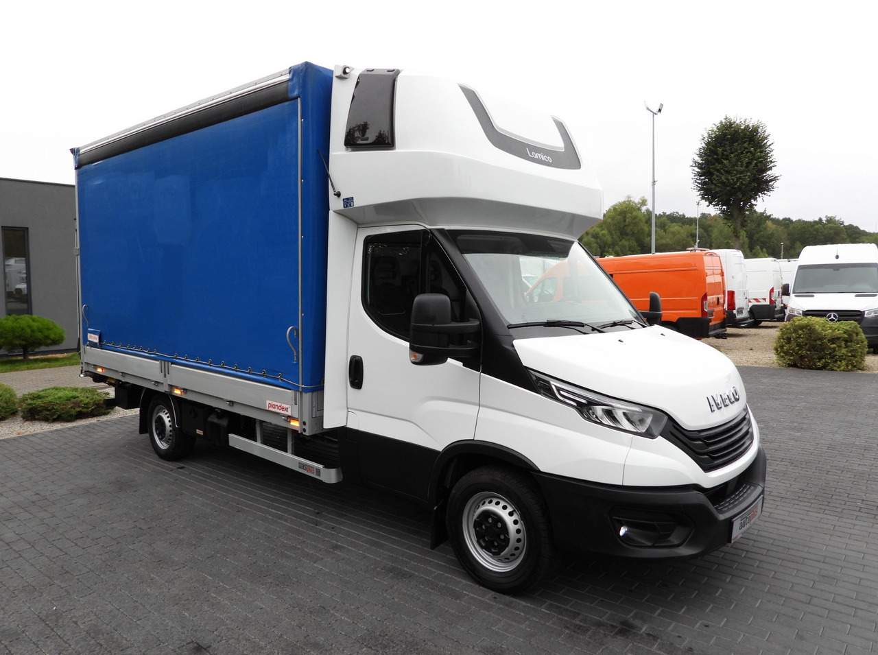 IVECO DAILY 35S18 TARPAULIN LIFT 8 PALLETS WEBASTO CRUISE CONTROL LED LIGHTS AIR CONDITIONING 180HP - Furgoneta con caja de lona: foto 4 IVECO DAILY 35S18 TARPAULIN LIFT 8 PALLETS WEBASTO CRUISE CONTROL LED LIGHTS AIR CONDITIONING 180HP - Furgoneta con caja de lona: foto 4