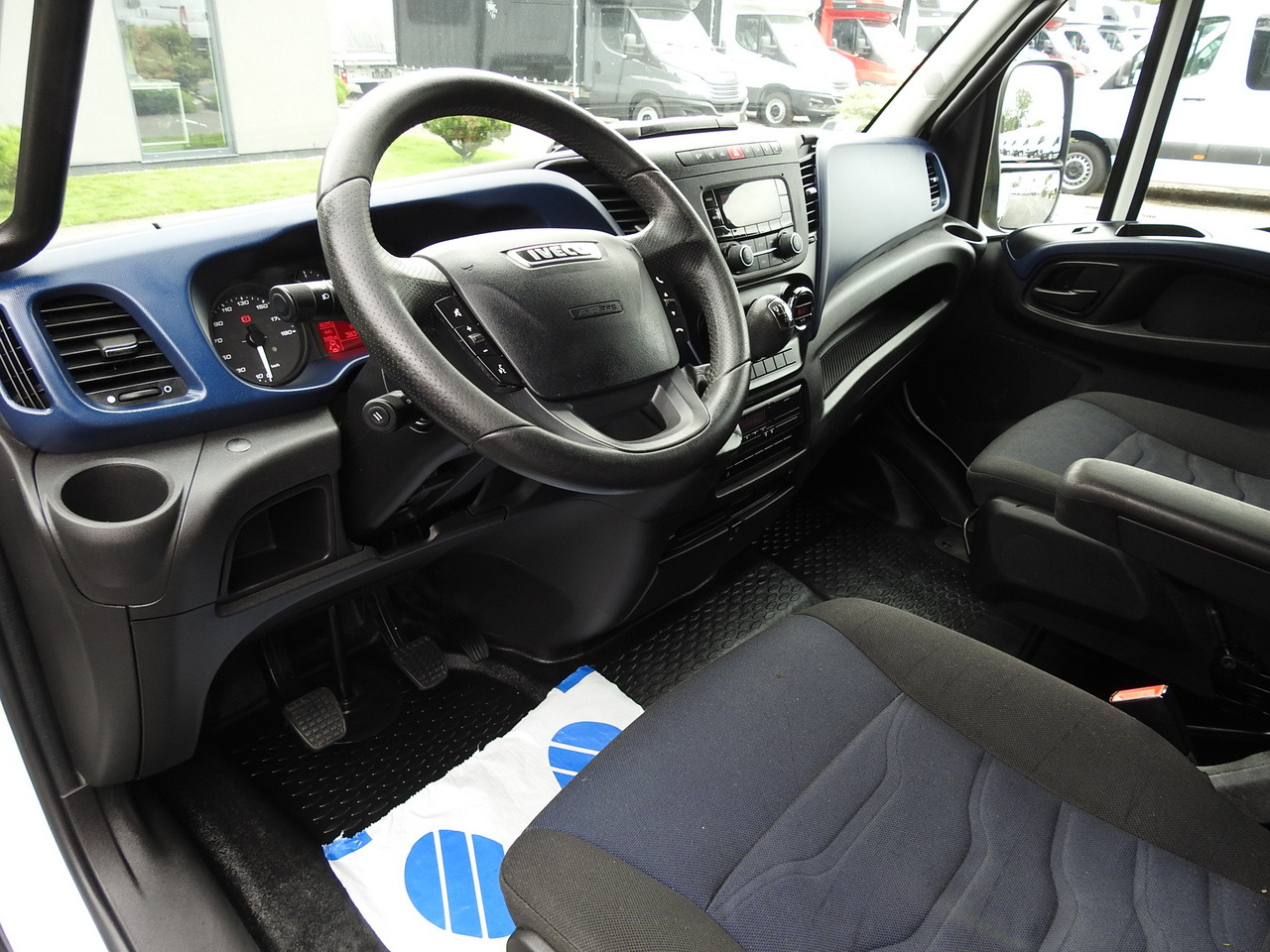 IVECO DAILY 70C18 TARPAULIN LIFT 12 PALLETS WEBASTO CRUISE CONTROL TWIN WHEELS AIR CONDITIONING 180HP - Furgoneta con caja de lona: foto 2 IVECO DAILY 70C18 TARPAULIN LIFT 12 PALLETS WEBASTO CRUISE CONTROL TWIN WHEELS AIR CONDITIONING 180HP - Furgoneta con caja de lona: foto 2