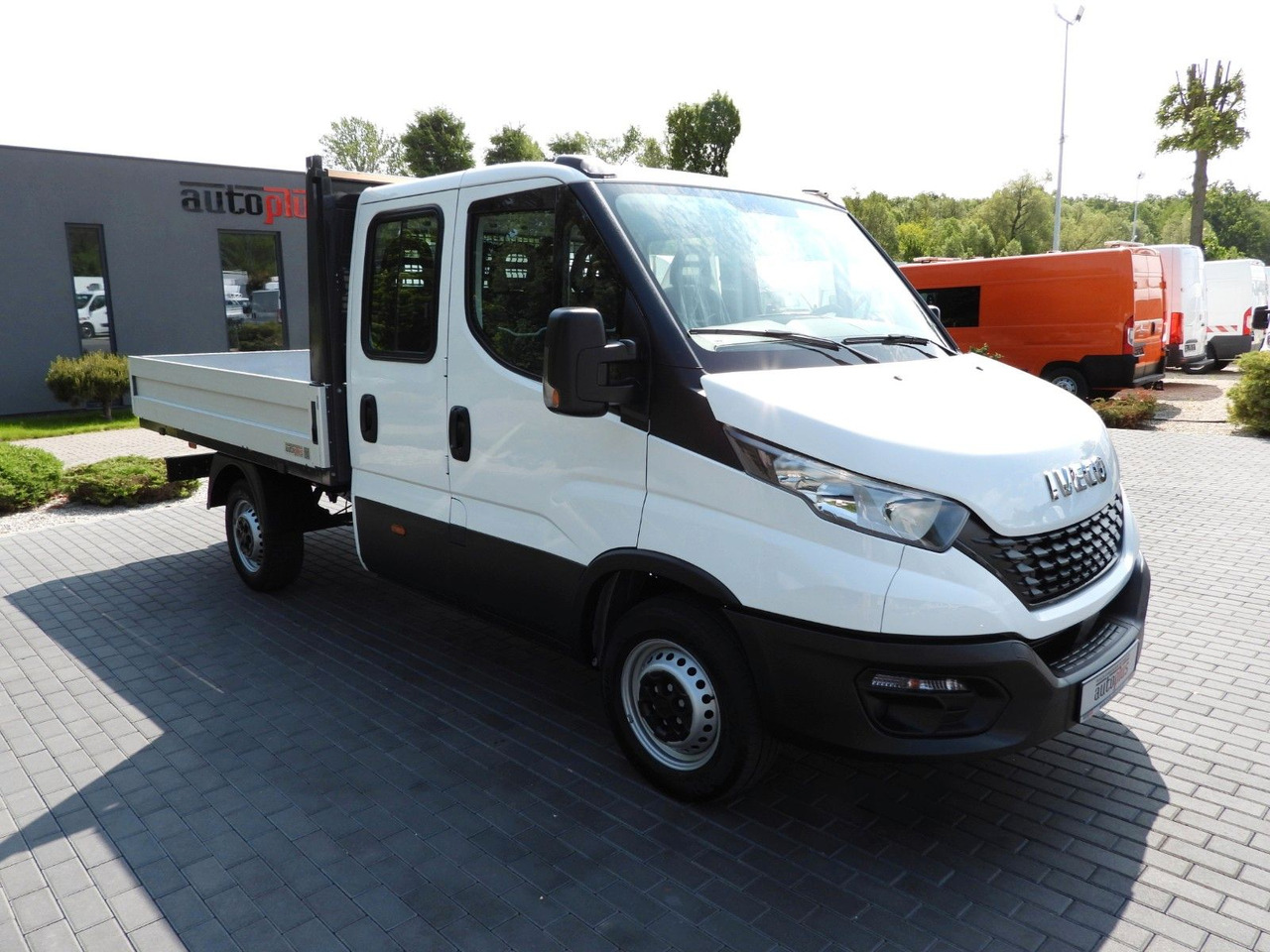 Iveco DAILY 35S12 PRITSCHE DOPPELKABINE DOKA 7 SITZE - Caja abierta furgoneta, Furgoneta combi: foto 4 Iveco DAILY 35S12 PRITSCHE DOPPELKABINE DOKA 7 SITZE - Caja abierta furgoneta, Furgoneta combi: foto 4