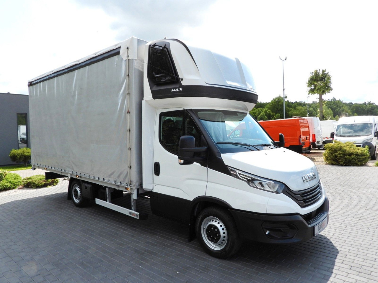 Iveco DAILY 35S18 PRITSCHE PLANE 10 PALETTEN TEMPOMAT - Furgoneta con caja de lona: foto 4 Iveco DAILY 35S18 PRITSCHE PLANE 10 PALETTEN TEMPOMAT - Furgoneta con caja de lona: foto 4