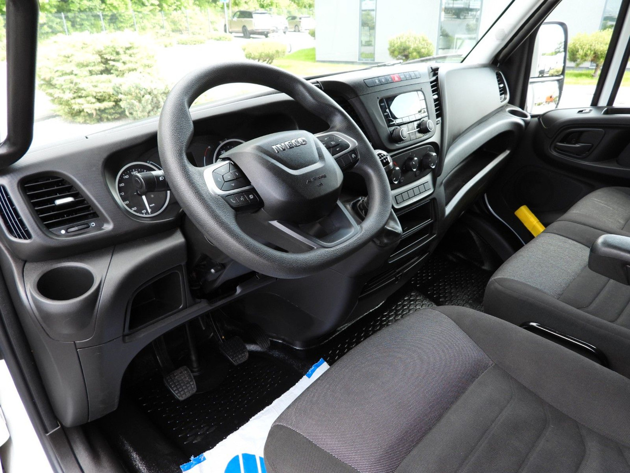 Iveco DAILY 35S18 PRITSCHE PLANE 10 PALETTEN TEMPOMAT - Furgoneta con caja de lona: foto 2 Iveco DAILY 35S18 PRITSCHE PLANE 10 PALETTEN TEMPOMAT - Furgoneta con caja de lona: foto 2