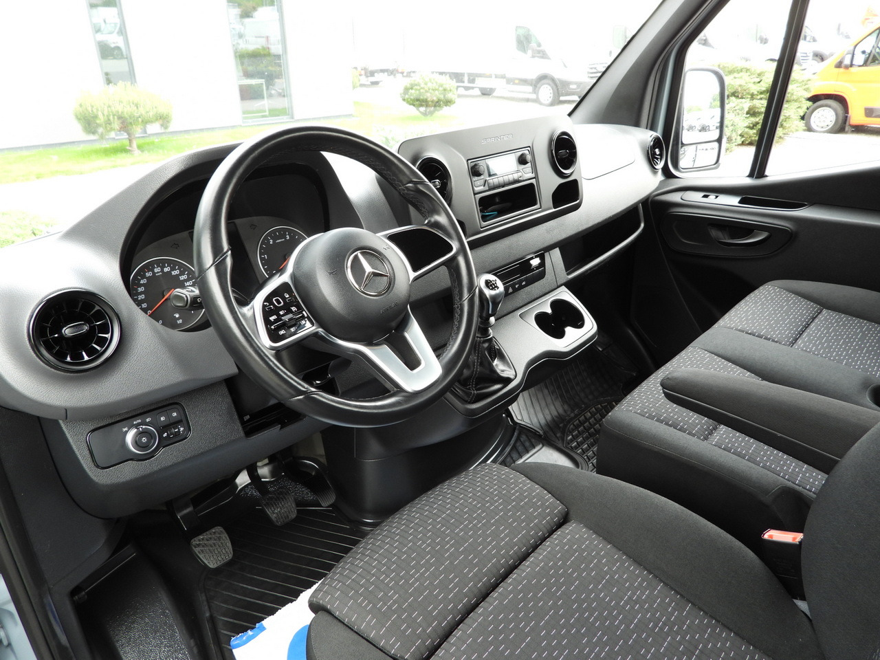 MERCEDES SPRINTER 315 STAKE BODY 8 PALLETS CRUISE CONTROL AIR CONDITIONING 150HP - Caja abierta furgoneta: foto 2 MERCEDES SPRINTER 315 STAKE BODY 8 PALLETS CRUISE CONTROL AIR CONDITIONING 150HP - Caja abierta furgoneta: foto 2