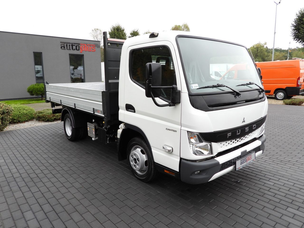 MITSUBISHI CANTER FUSO 3C15 THREE-WAY TIPPER 3 SEATS LED LIGHTS TWIN WHEELS 150HP - Volquete furgoneta: foto 4 MITSUBISHI CANTER FUSO 3C15 THREE-WAY TIPPER 3 SEATS LED LIGHTS TWIN WHEELS 150HP - Volquete furgoneta: foto 4