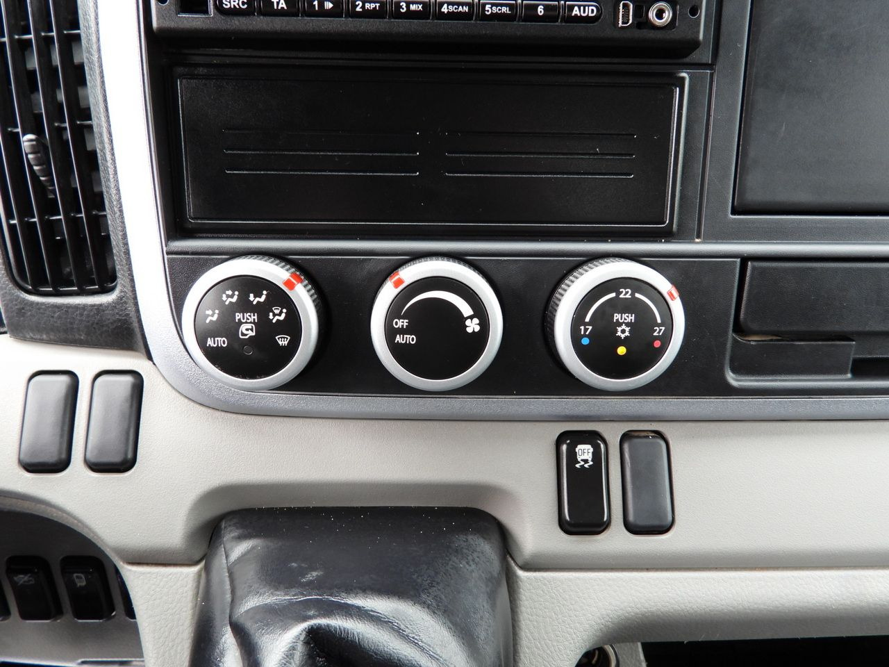 Leasing de MITSUBISHI CANTER FUSO 3C15 THREE-WAY TIPPER 3 SEATS LED LIGHTS TWIN WHEELS  150HP MITSUBISHI CANTER FUSO 3C15 THREE-WAY TIPPER 3 SEATS LED LIGHTS TWIN WHEELS  150HP: foto 46