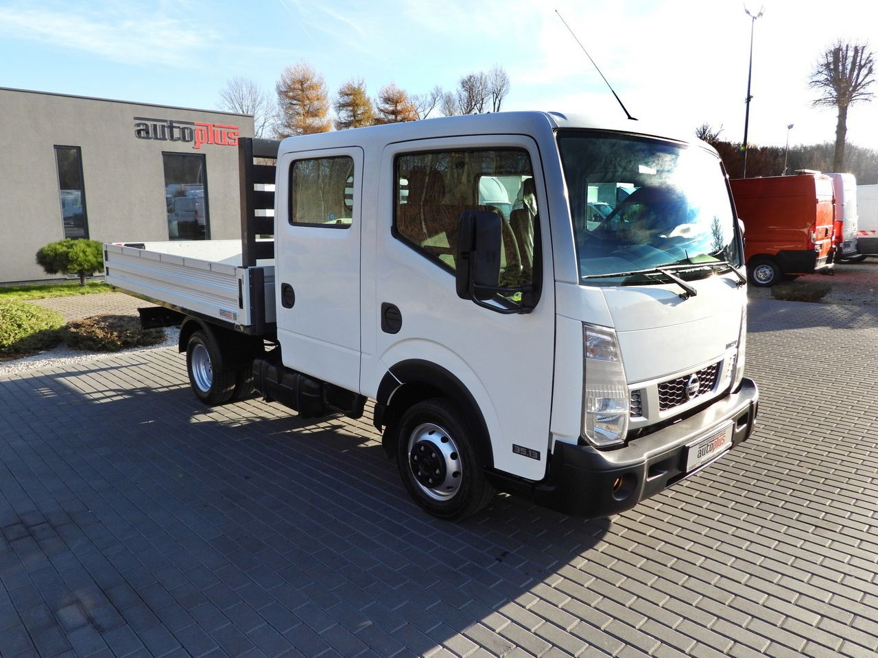NISSAN CABSTAR NT400 STAKE BODY DOUBLE CABIN DOKA 6 SEATS TWIN WHEELS AIR CONDITIONING 130HP - Furgoneta combi: foto 4 NISSAN CABSTAR NT400 STAKE BODY DOUBLE CABIN DOKA 6 SEATS TWIN WHEELS AIR CONDITIONING 130HP - Furgoneta combi: foto 4