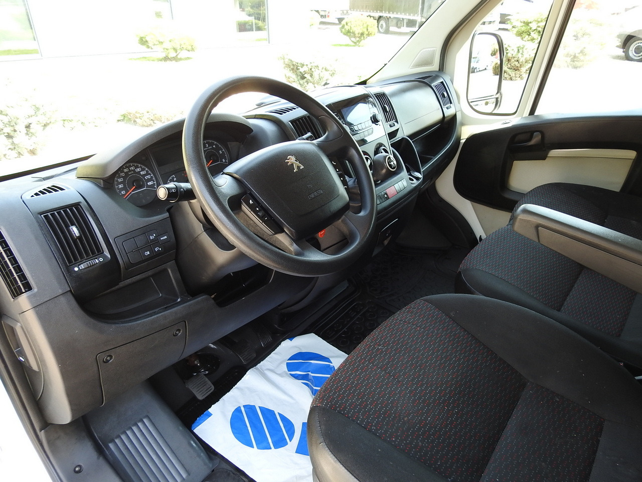 PEUGEOT BOXER BOX DELIVERY VAN 7 SEATS 110HP - Furgón: foto 2 PEUGEOT BOXER BOX DELIVERY VAN 7 SEATS 110HP - Furgón: foto 2