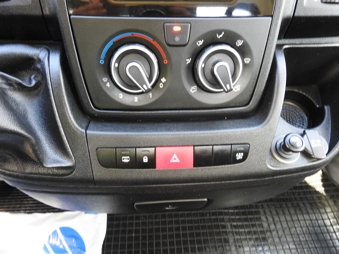 Volquete furgoneta PEUGEOT BOXER THREE-WAY TIPPER  AIR CONDITIONING  130HP: foto 37