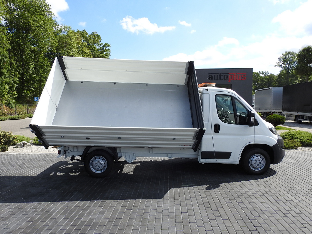 Volquete furgoneta PEUGEOT BOXER THREE-WAY TIPPER  AIR CONDITIONING  130HP: foto 8