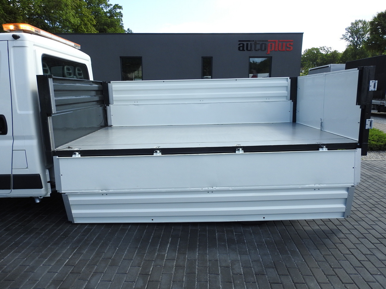 Volquete furgoneta PEUGEOT BOXER THREE-WAY TIPPER  AIR CONDITIONING  130HP: foto 25